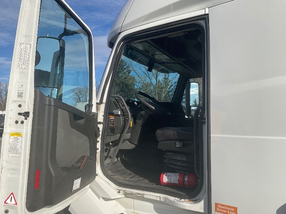 Sleeper Tractor-Heavy Duty Tractors-Volvo-2022-VNL64760-Albany-NY-401,130\n\t\tmiles-$ 78,250 - Image 9