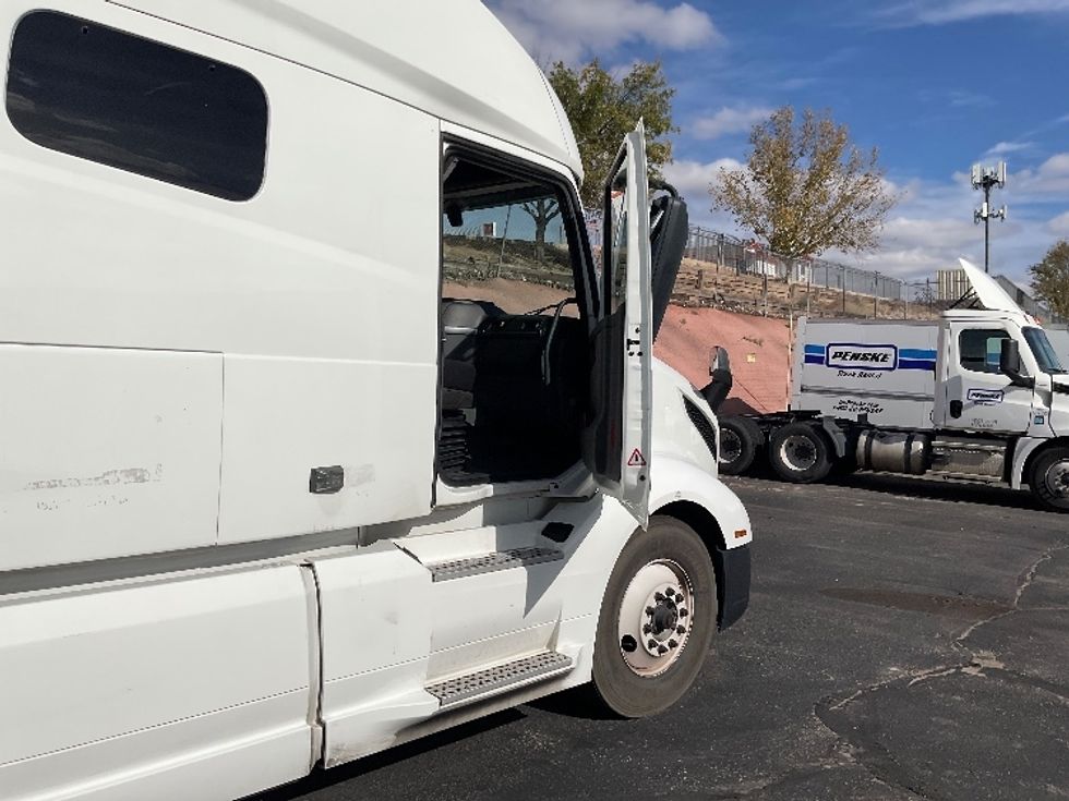 Sleeper Tractor-Heavy Duty Tractors-Volvo-2022-VNL64760-Albuquerque-NM-359,327\n\t\tmiles-$ 95,750 - Image 13