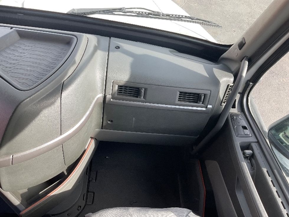 Sleeper Tractor-Heavy Duty Tractors-Volvo-2022-VNL64760-Albuquerque-NM-359,327\n\t\tmiles-$ 95,750 - Image 14