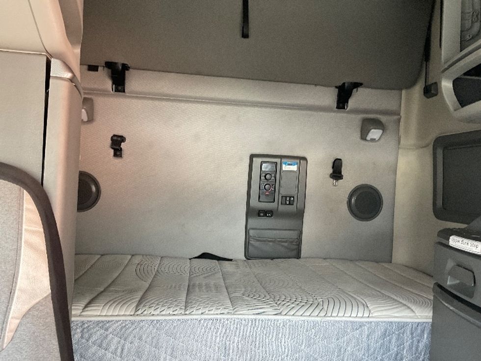 Sleeper Tractor-Heavy Duty Tractors-Volvo-2022-VNL64760-Albuquerque-NM-359,327\n\t\tmiles-$ 95,750 - Image 16