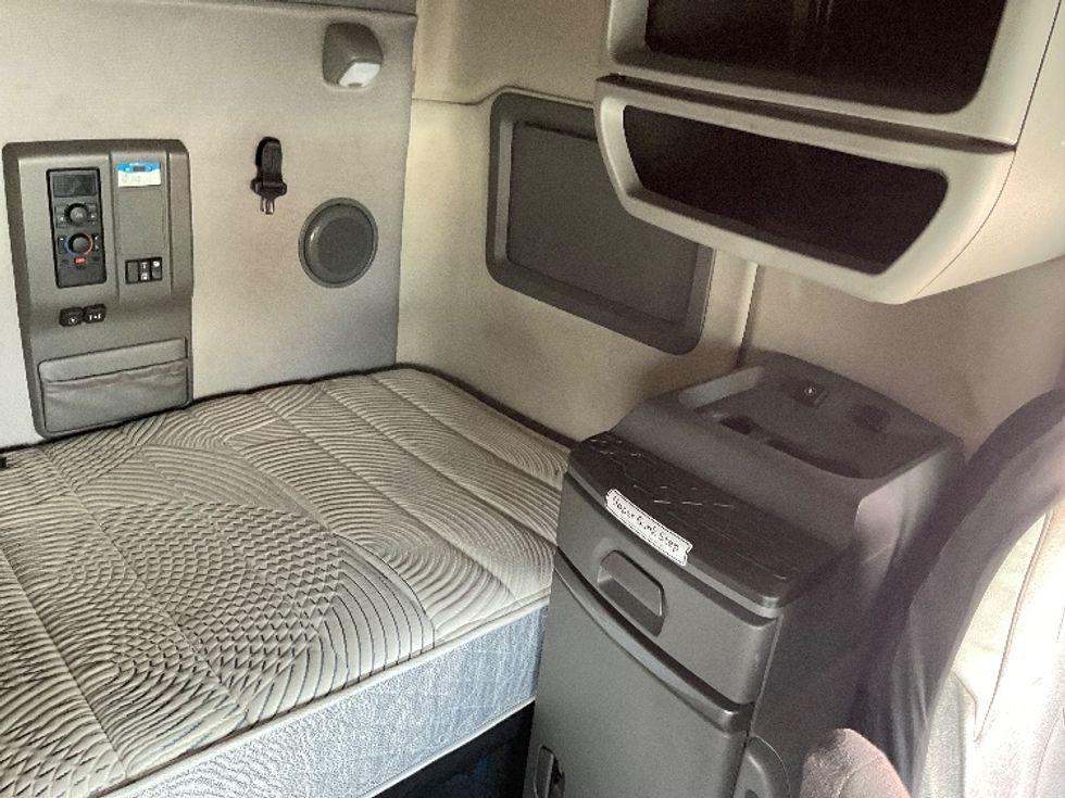 Sleeper Tractor-Heavy Duty Tractors-Volvo-2022-VNL64760-Albuquerque-NM-359,327\n\t\tmiles-$ 95,750 - Image 17