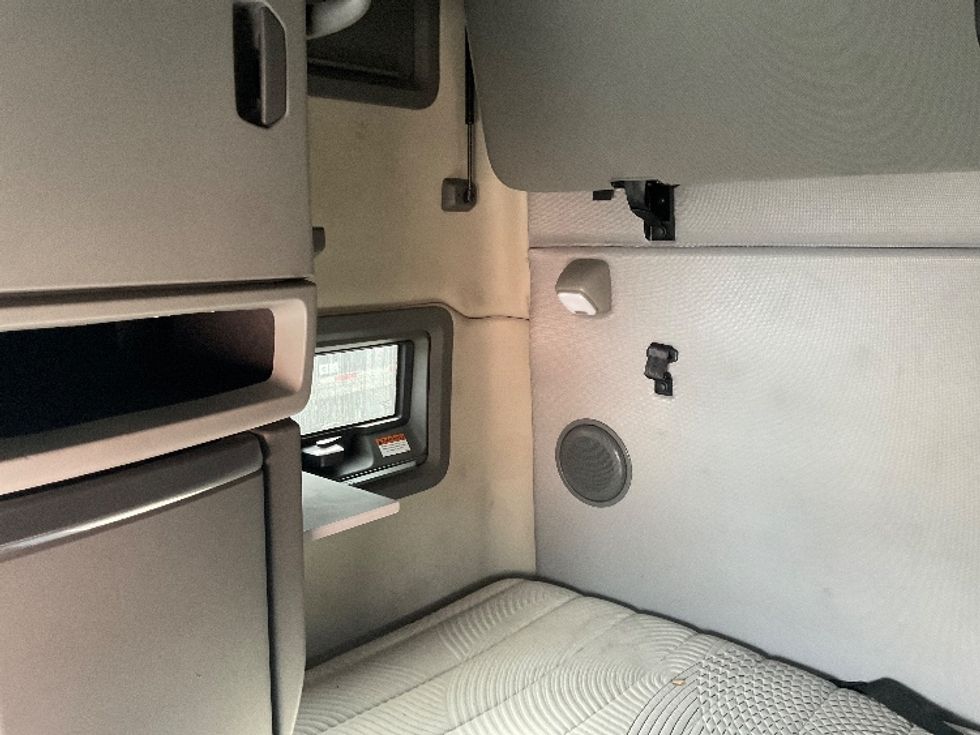 Sleeper Tractor-Heavy Duty Tractors-Volvo-2022-VNL64760-Albuquerque-NM-359,327\n\t\tmiles-$ 95,750 - Image 19