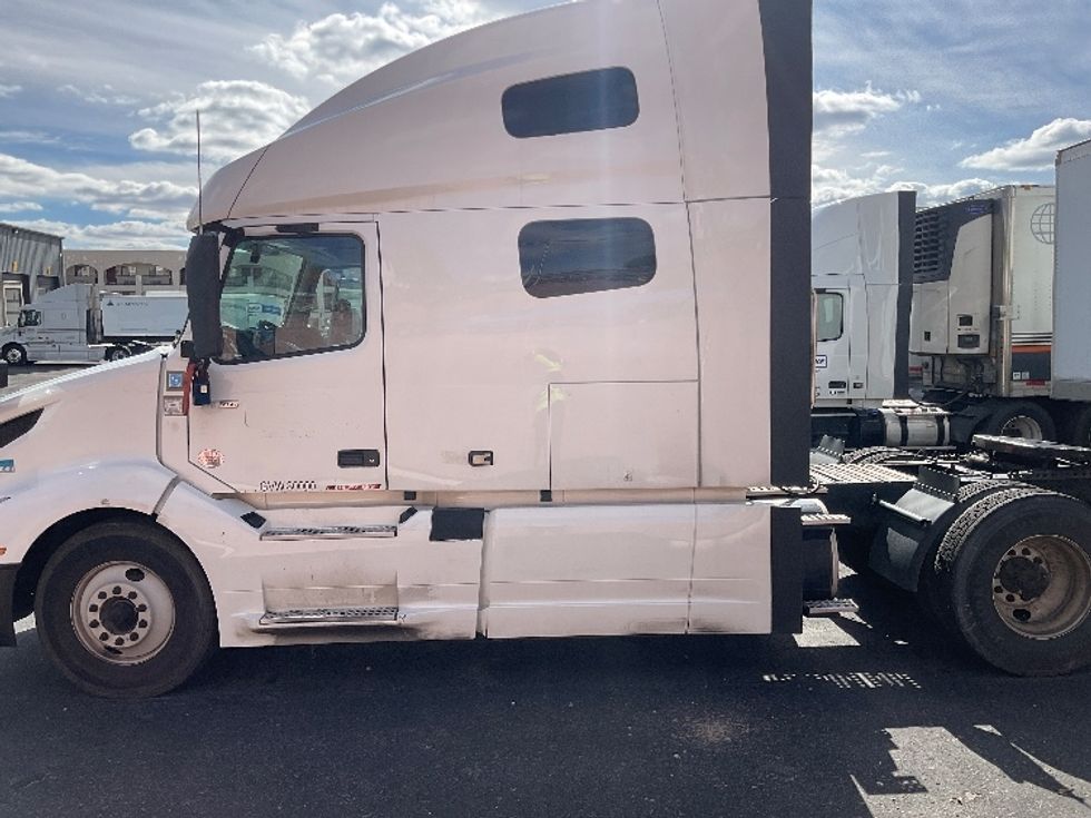 Sleeper Tractor-Heavy Duty Tractors-Volvo-2022-VNL64760-Albuquerque-NM-359,327\n\t\tmiles-$ 95,750 - Image 4