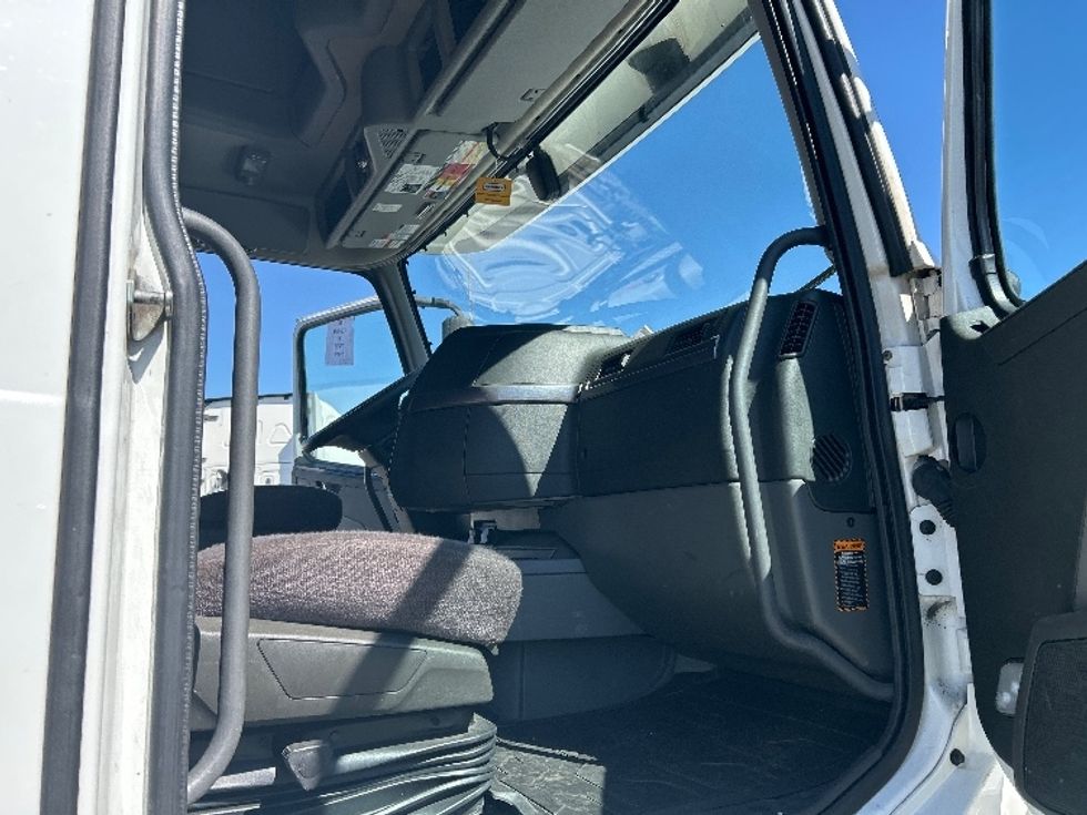 Sleeper Tractor-Heavy Duty Tractors-Volvo-2022-VNL64760-Albuquerque-NM-488,311\n\t\tmiles-$ 81,250 - Image 13