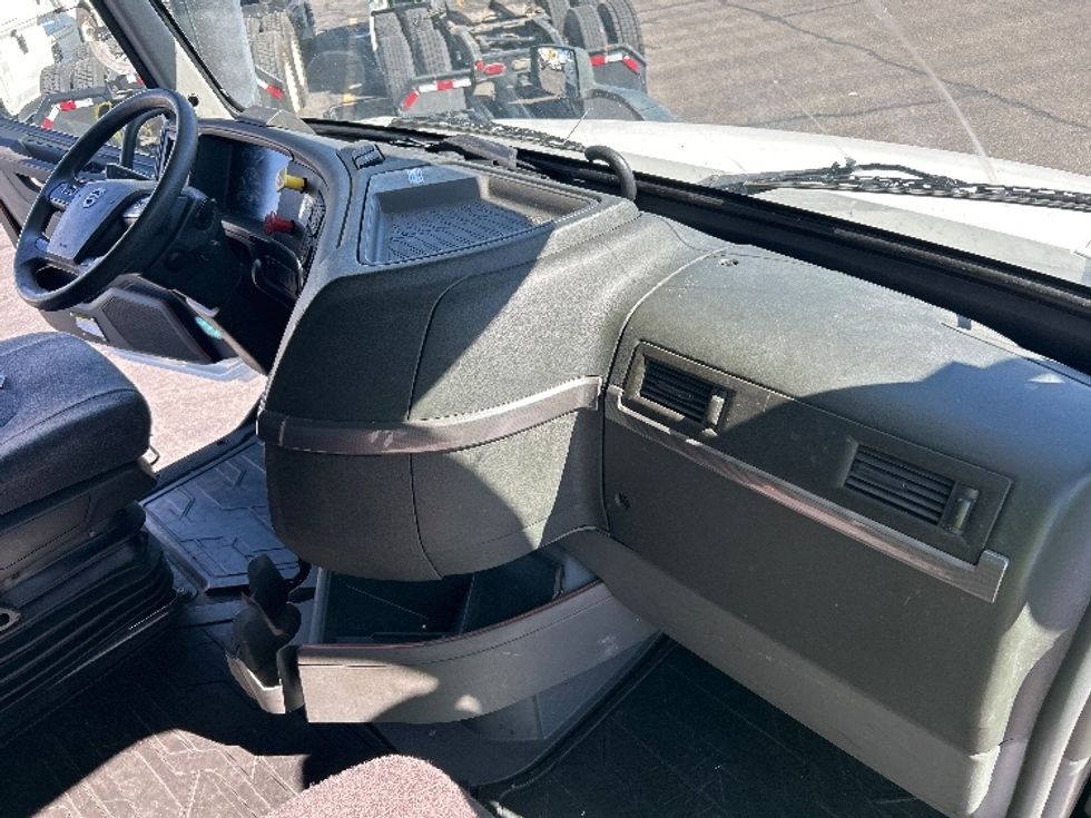 Sleeper Tractor-Heavy Duty Tractors-Volvo-2022-VNL64760-Albuquerque-NM-488,311\n\t\tmiles-$ 81,250 - Image 15