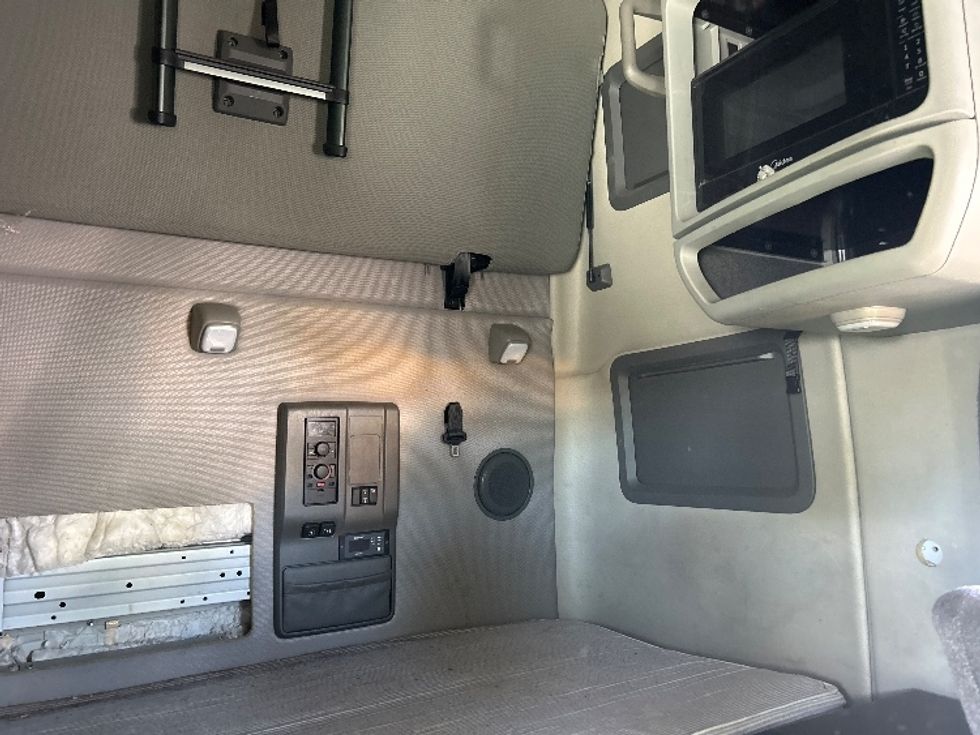 Sleeper Tractor-Heavy Duty Tractors-Volvo-2022-VNL64760-Albuquerque-NM-488,311\n\t\tmiles-$ 81,250 - Image 16