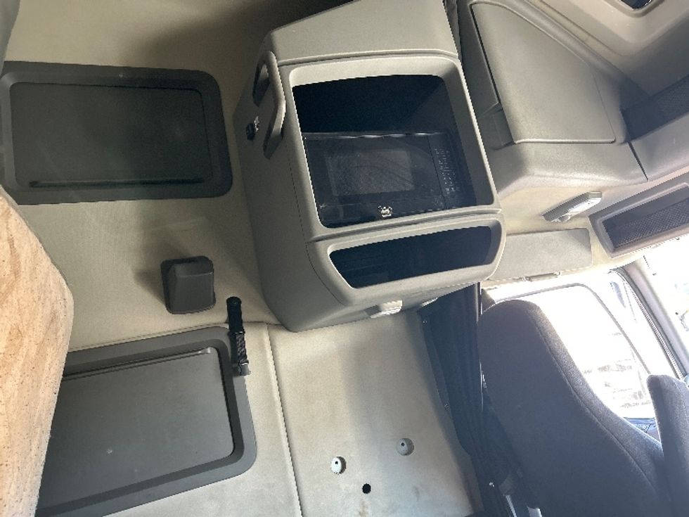 Sleeper Tractor-Heavy Duty Tractors-Volvo-2022-VNL64760-Albuquerque-NM-488,311\n\t\tmiles-$ 81,250 - Image 18