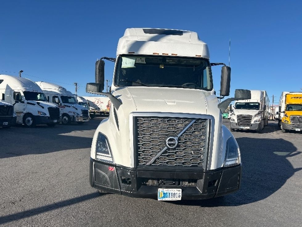 Sleeper Tractor-Heavy Duty Tractors-Volvo-2022-VNL64760-Albuquerque-NM-488,311\n\t\tmiles-$ 81,250 - Image 2