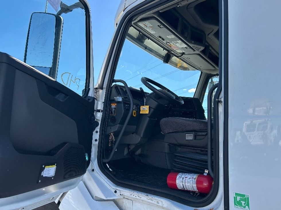 Sleeper Tractor-Heavy Duty Tractors-Volvo-2022-VNL64760-Albuquerque-NM-488,311\n\t\tmiles-$ 81,250 - Image 9