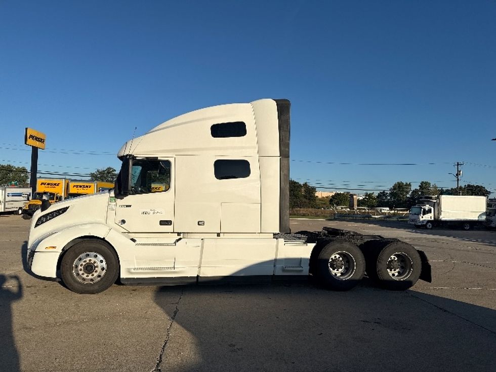 Sleeper Tractor-Heavy Duty Tractors-Volvo-2022-VNL64760-Allen Park-MI-643,570\n\t\tmiles-$ 67,500 - Image 4