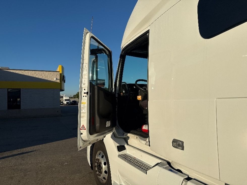 Sleeper Tractor-Heavy Duty Tractors-Volvo-2022-VNL64760-Allen Park-MI-643,570\n\t\tmiles-$ 67,500 - Image 9