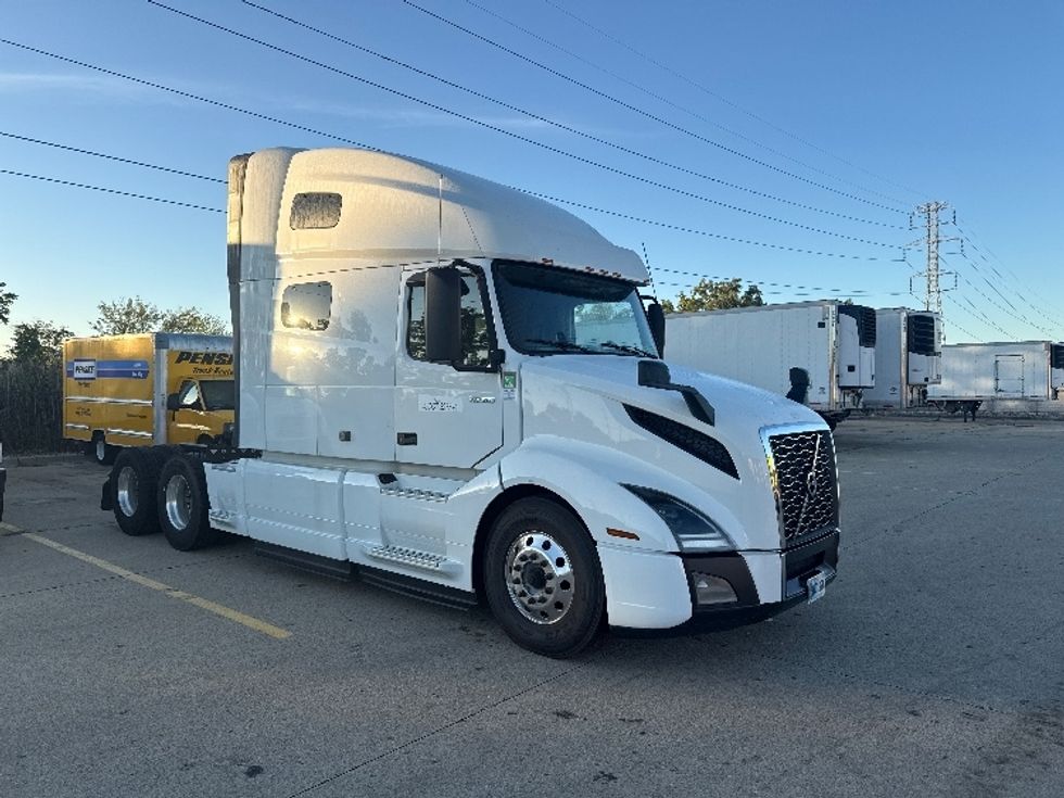 Sleeper Tractor-Heavy Duty Tractors-Volvo-2022-VNL64760-Allen Park-MI-683,186\n\t\tmiles-$ 63,750 - Image 1