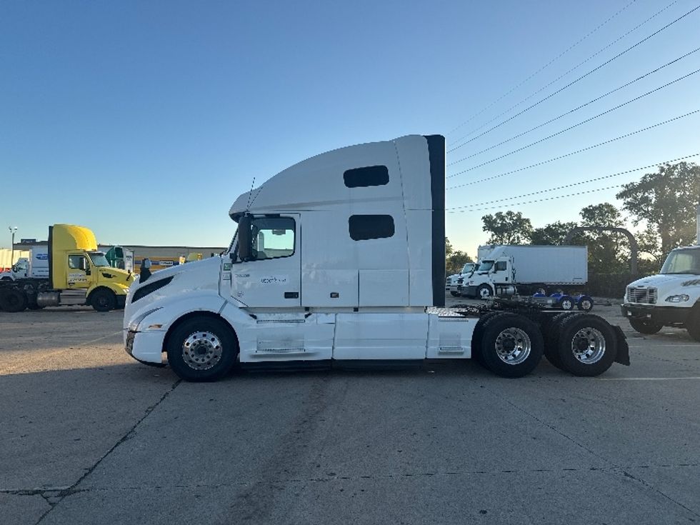 Sleeper Tractor-Heavy Duty Tractors-Volvo-2022-VNL64760-Allen Park-MI-683,186\n\t\tmiles-$ 63,750 - Image 4