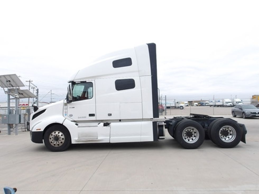 Sleeper Tractor-Heavy Duty Tractors-Volvo-2022-VNL64760-Amarillo-TX-395,098\n\t\tmiles-$ 88,750 - Image 4