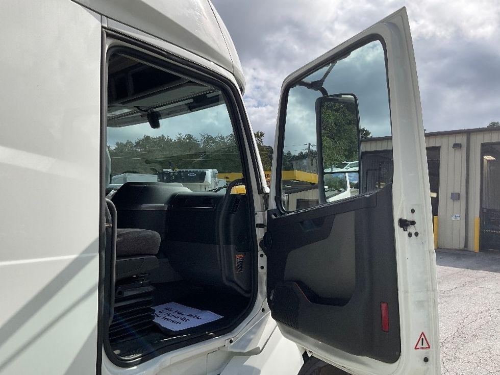 Sleeper Tractor-Heavy Duty Tractors-Volvo-2022-VNL64760-Anderson-SC-543,697\n\t\tmiles-$ 70,250 - Image 13