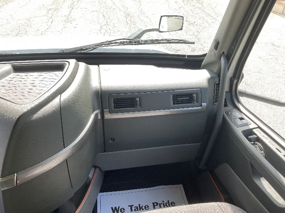 Sleeper Tractor-Heavy Duty Tractors-Volvo-2022-VNL64760-Anderson-SC-543,697\n\t\tmiles-$ 70,250 - Image 14