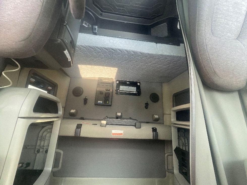 Sleeper Tractor-Heavy Duty Tractors-Volvo-2022-VNL64760-Anderson-SC-543,697\n\t\tmiles-$ 70,250 - Image 16