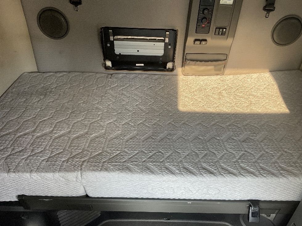 Sleeper Tractor-Heavy Duty Tractors-Volvo-2022-VNL64760-Anderson-SC-543,697\n\t\tmiles-$ 70,250 - Image 17