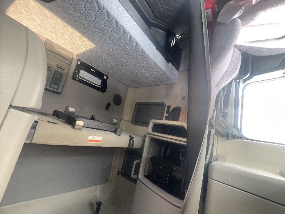 Sleeper Tractor-Heavy Duty Tractors-Volvo-2022-VNL64760-Anderson-SC-543,697\n\t\tmiles-$ 70,250 - Image 19