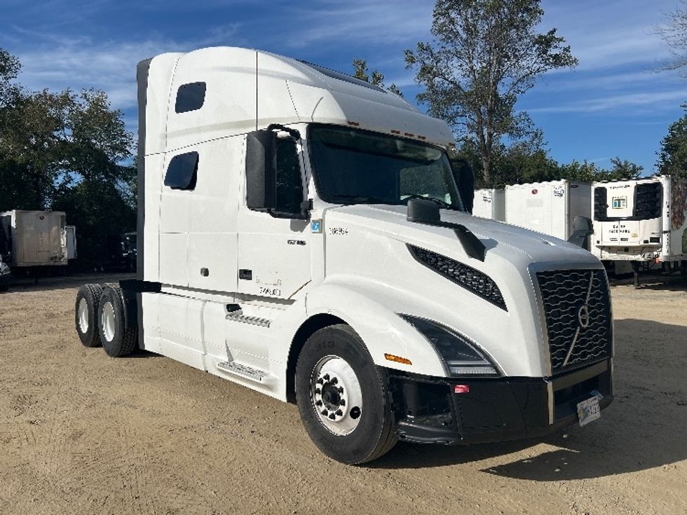 Sleeper Tractor-Heavy Duty Tractors-Volvo-2022-VNL64760-Asheville-NC-424,126\n\t\tmiles-$ 81,750 - Image 1