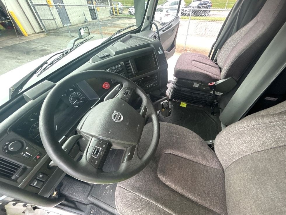 Sleeper Tractor-Heavy Duty Tractors-Volvo-2022-VNL64760-Asheville-NC-424,126\n\t\tmiles-$ 81,750 - Image 10