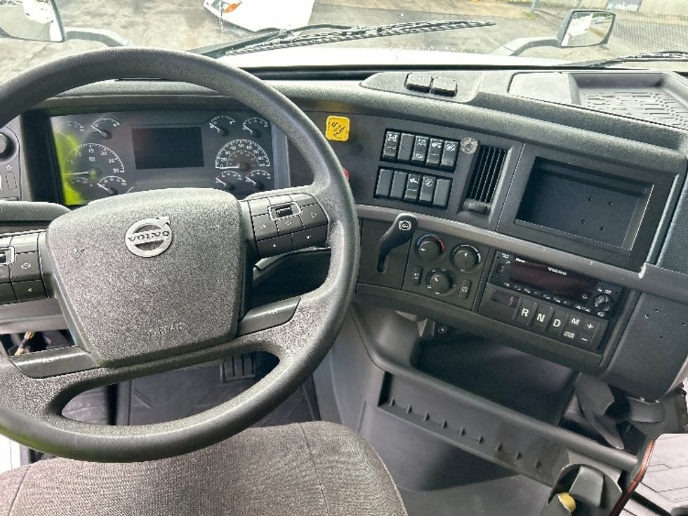 Sleeper Tractor-Heavy Duty Tractors-Volvo-2022-VNL64760-Asheville-NC-424,126\n\t\tmiles-$ 81,750 - Image 11