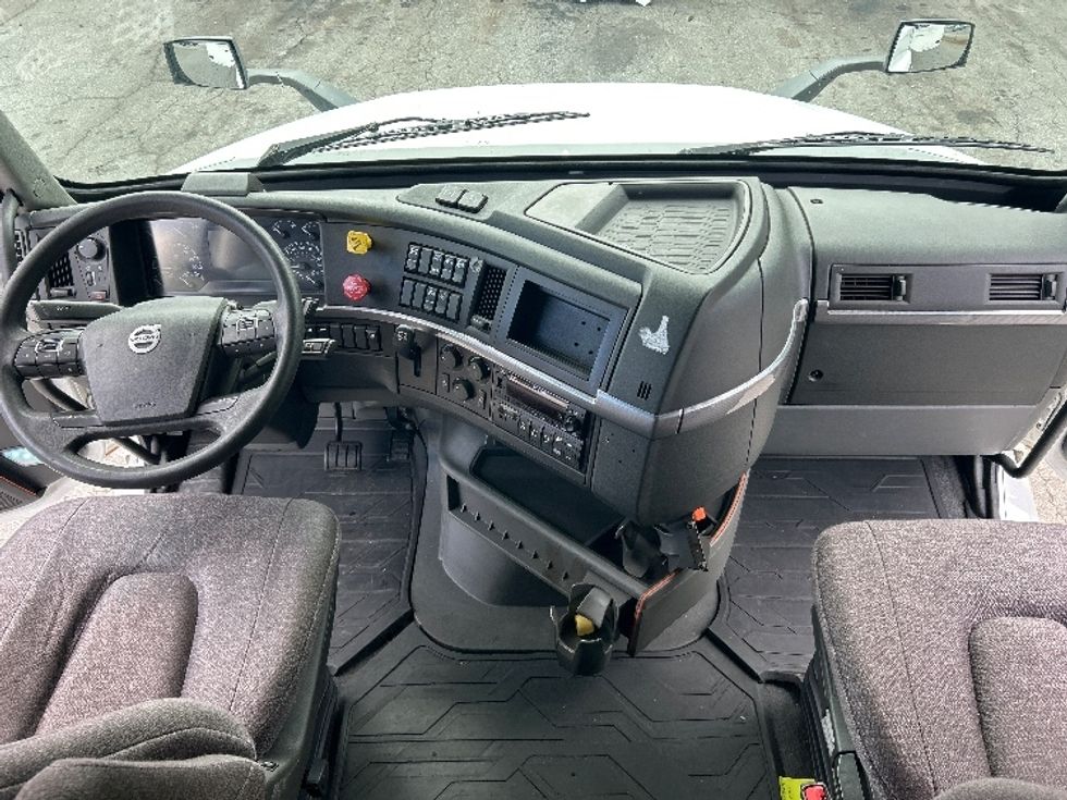 Sleeper Tractor-Heavy Duty Tractors-Volvo-2022-VNL64760-Asheville-NC-424,126\n\t\tmiles-$ 81,750 - Image 12