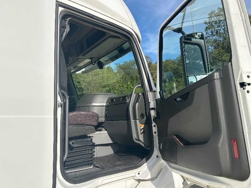 Sleeper Tractor-Heavy Duty Tractors-Volvo-2022-VNL64760-Asheville-NC-424,126\n\t\tmiles-$ 81,750 - Image 13