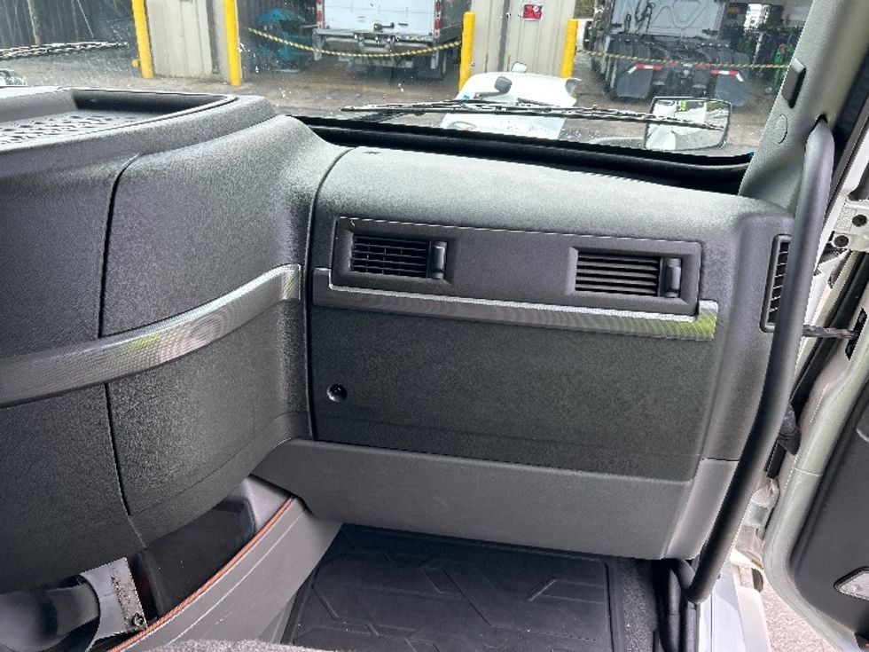 Sleeper Tractor-Heavy Duty Tractors-Volvo-2022-VNL64760-Asheville-NC-424,126\n\t\tmiles-$ 81,750 - Image 14