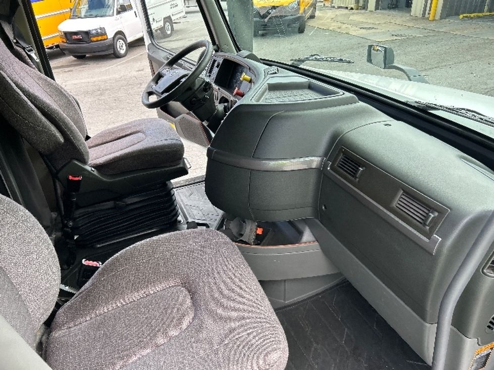 Sleeper Tractor-Heavy Duty Tractors-Volvo-2022-VNL64760-Asheville-NC-424,126\n\t\tmiles-$ 81,750 - Image 15