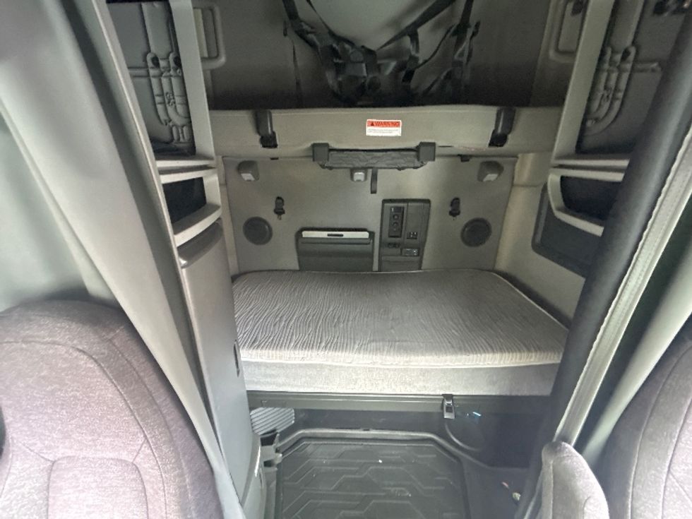 Sleeper Tractor-Heavy Duty Tractors-Volvo-2022-VNL64760-Asheville-NC-424,126\n\t\tmiles-$ 81,750 - Image 16