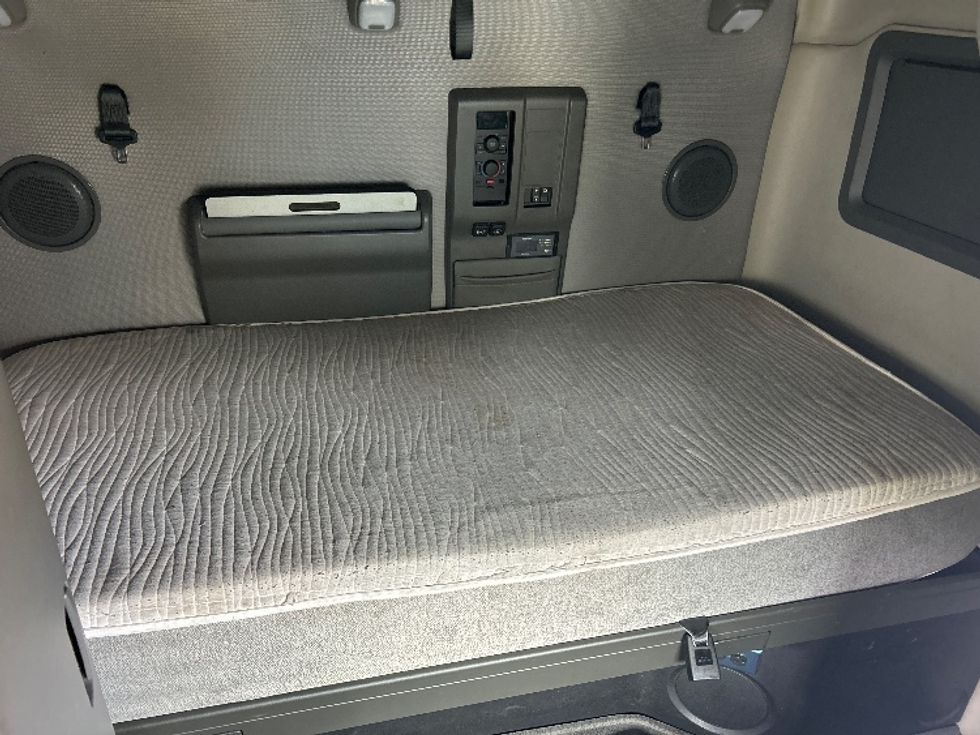 Sleeper Tractor-Heavy Duty Tractors-Volvo-2022-VNL64760-Asheville-NC-424,126\n\t\tmiles-$ 81,750 - Image 17