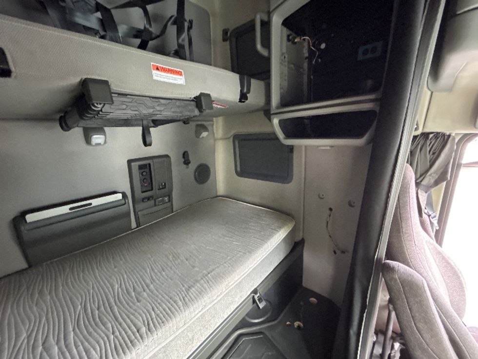 Sleeper Tractor-Heavy Duty Tractors-Volvo-2022-VNL64760-Asheville-NC-424,126\n\t\tmiles-$ 81,750 - Image 18