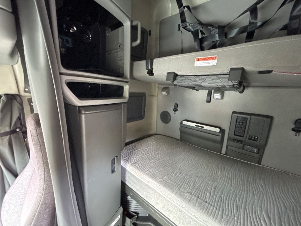 Sleeper Tractor-Heavy Duty Tractors-Volvo-2022-VNL64760-Asheville-NC-424,126\n\t\tmiles-$ 81,750 - Image 19