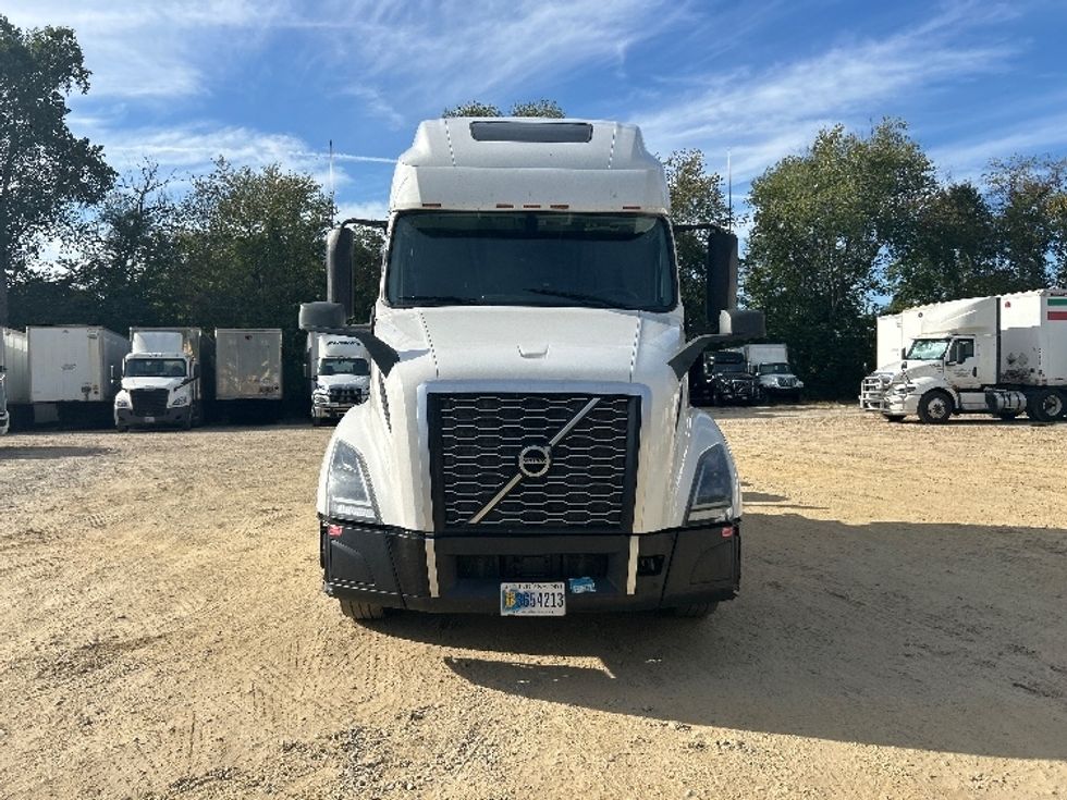 Sleeper Tractor-Heavy Duty Tractors-Volvo-2022-VNL64760-Asheville-NC-424,126\n\t\tmiles-$ 81,750 - Image 2
