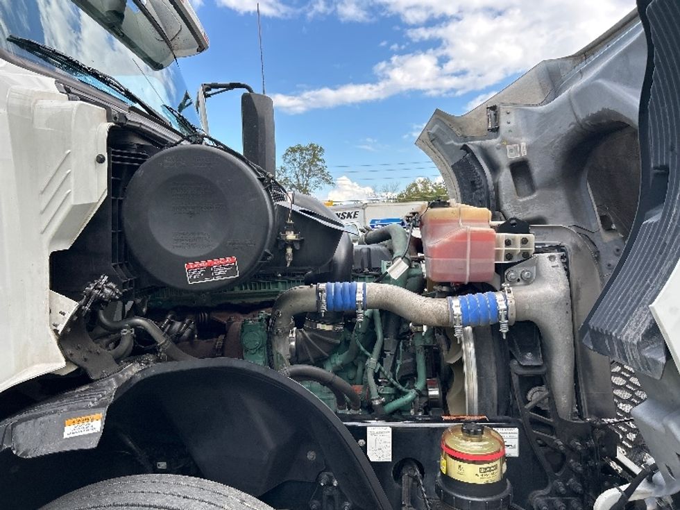 Sleeper Tractor-Heavy Duty Tractors-Volvo-2022-VNL64760-Asheville-NC-424,126\n\t\tmiles-$ 81,750 - Image 20