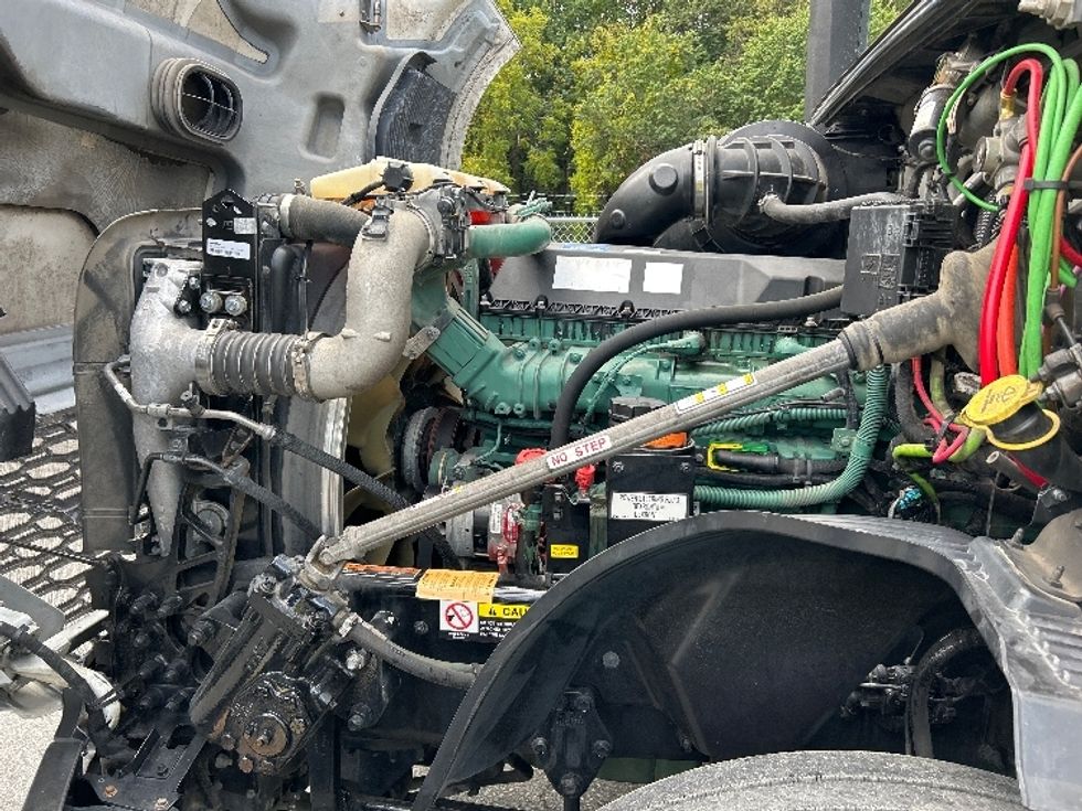 Sleeper Tractor-Heavy Duty Tractors-Volvo-2022-VNL64760-Asheville-NC-424,126\n\t\tmiles-$ 81,750 - Image 21
