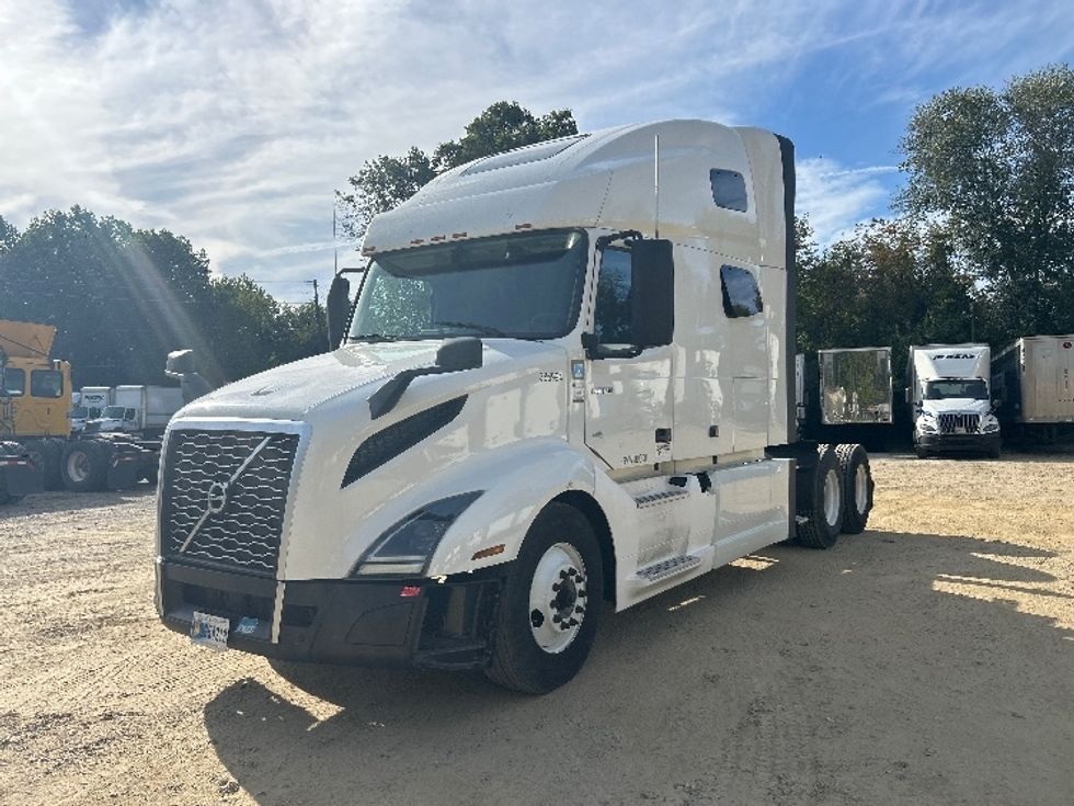Sleeper Tractor-Heavy Duty Tractors-Volvo-2022-VNL64760-Asheville-NC-424,126\n\t\tmiles-$ 81,750 - Image 3