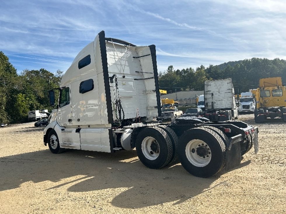 Sleeper Tractor-Heavy Duty Tractors-Volvo-2022-VNL64760-Asheville-NC-424,126\n\t\tmiles-$ 81,750 - Image 5