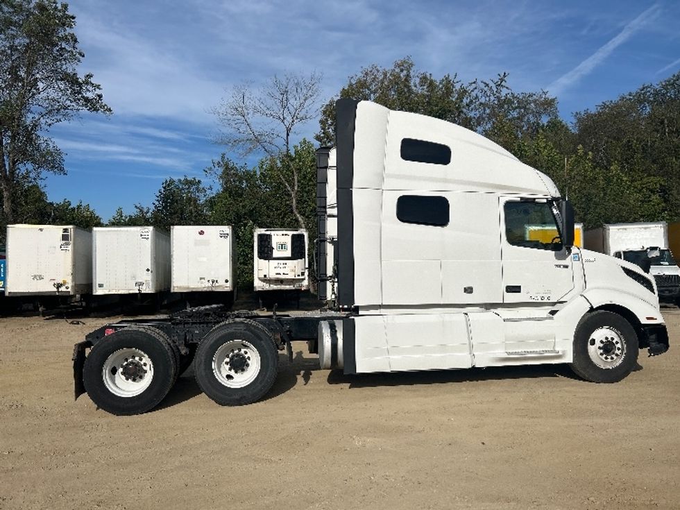 Sleeper Tractor-Heavy Duty Tractors-Volvo-2022-VNL64760-Asheville-NC-424,126\n\t\tmiles-$ 81,750 - Image 8
