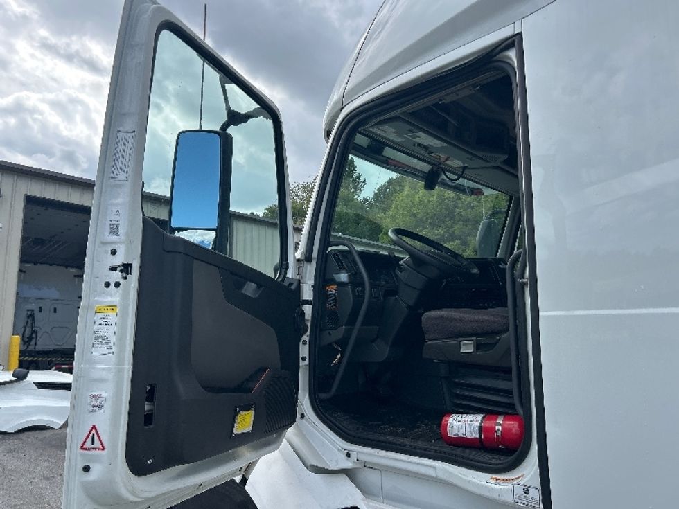 Sleeper Tractor-Heavy Duty Tractors-Volvo-2022-VNL64760-Asheville-NC-424,126\n\t\tmiles-$ 81,750 - Image 9