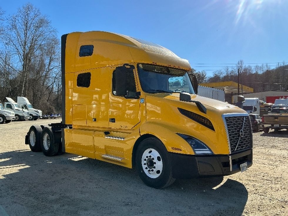 Sleeper Tractor-Heavy Duty Tractors-Volvo-2022-VNL64760-Asheville-NC-585,636\n\t\tmiles-$ 58,000 - Image 1