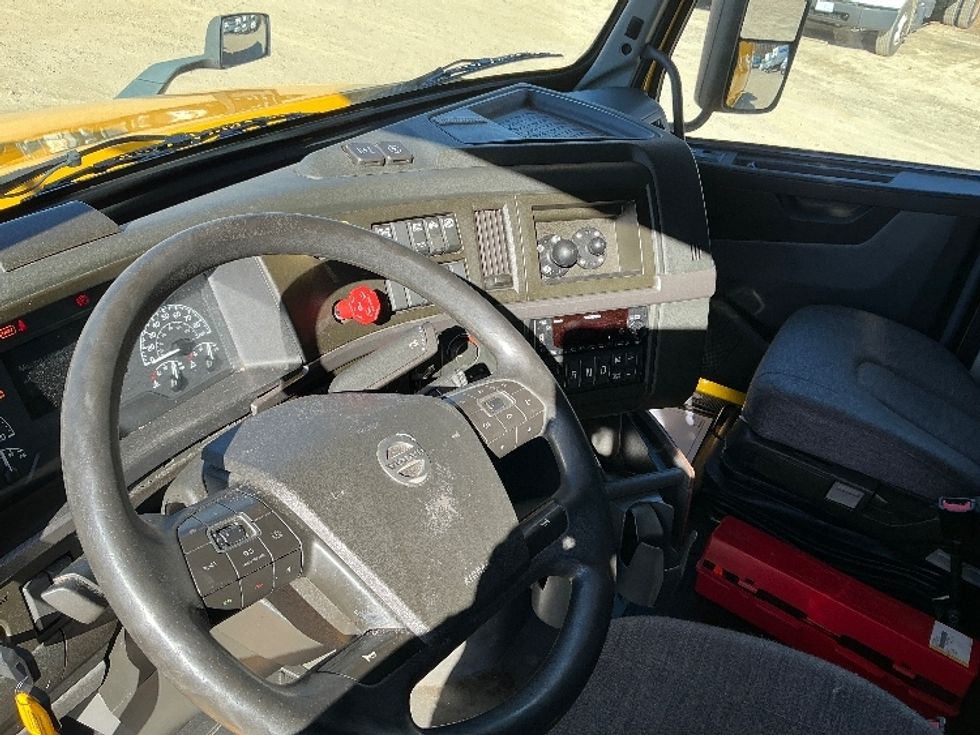 Sleeper Tractor-Heavy Duty Tractors-Volvo-2022-VNL64760-Asheville-NC-585,636\n\t\tmiles-$ 58,000 - Image 10