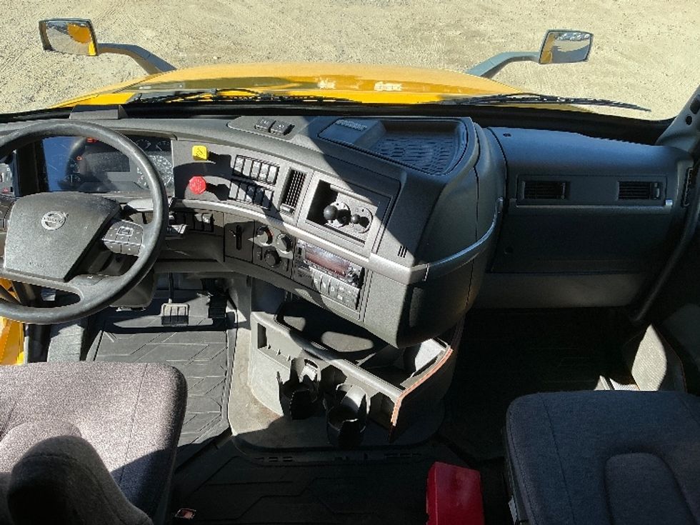 Sleeper Tractor-Heavy Duty Tractors-Volvo-2022-VNL64760-Asheville-NC-585,636\n\t\tmiles-$ 58,000 - Image 12