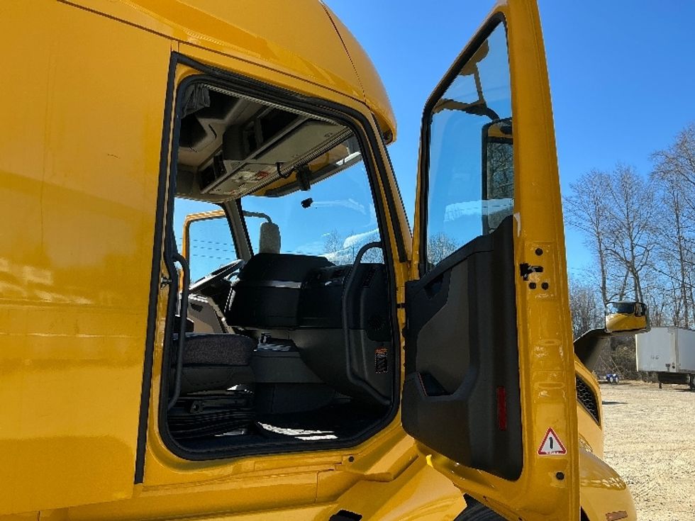 Sleeper Tractor-Heavy Duty Tractors-Volvo-2022-VNL64760-Asheville-NC-585,636\n\t\tmiles-$ 58,000 - Image 13