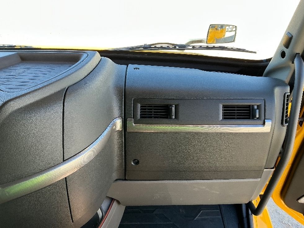 Sleeper Tractor-Heavy Duty Tractors-Volvo-2022-VNL64760-Asheville-NC-585,636\n\t\tmiles-$ 58,000 - Image 14