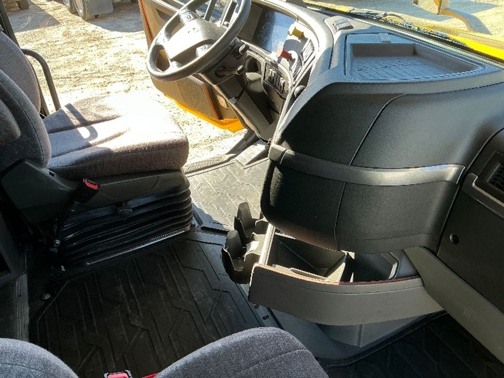 Sleeper Tractor-Heavy Duty Tractors-Volvo-2022-VNL64760-Asheville-NC-585,636\n\t\tmiles-$ 58,000 - Image 15