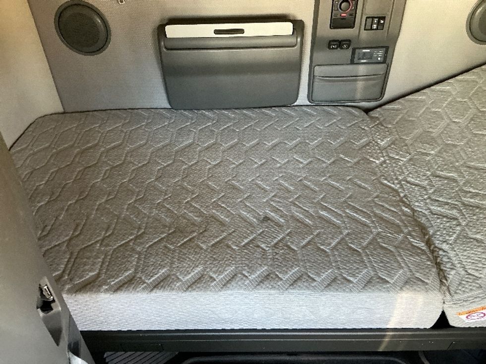 Sleeper Tractor-Heavy Duty Tractors-Volvo-2022-VNL64760-Asheville-NC-585,636\n\t\tmiles-$ 58,000 - Image 17