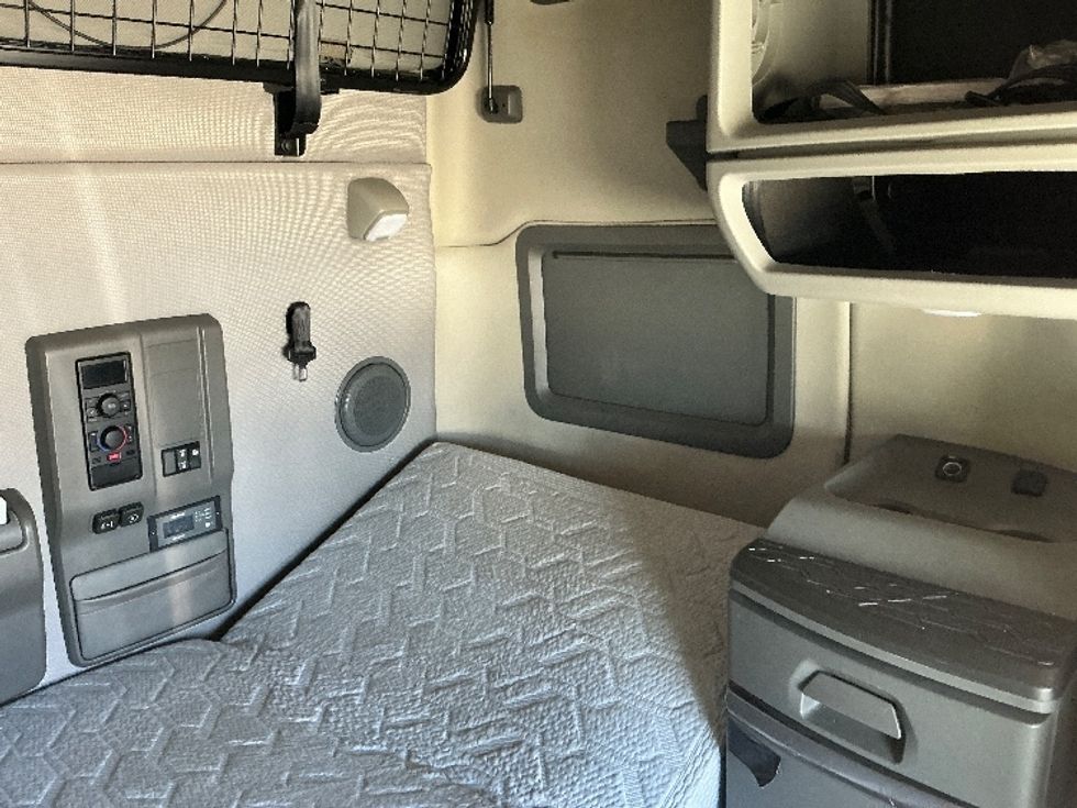 Sleeper Tractor-Heavy Duty Tractors-Volvo-2022-VNL64760-Asheville-NC-585,636\n\t\tmiles-$ 58,000 - Image 18