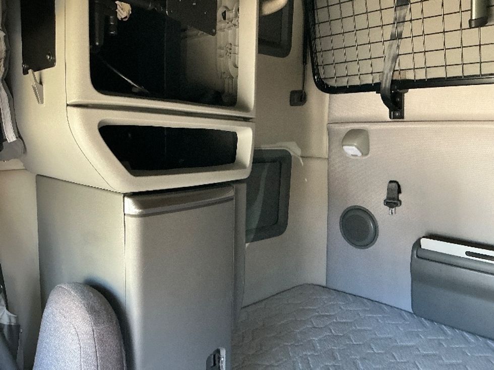 Sleeper Tractor-Heavy Duty Tractors-Volvo-2022-VNL64760-Asheville-NC-585,636\n\t\tmiles-$ 58,000 - Image 19